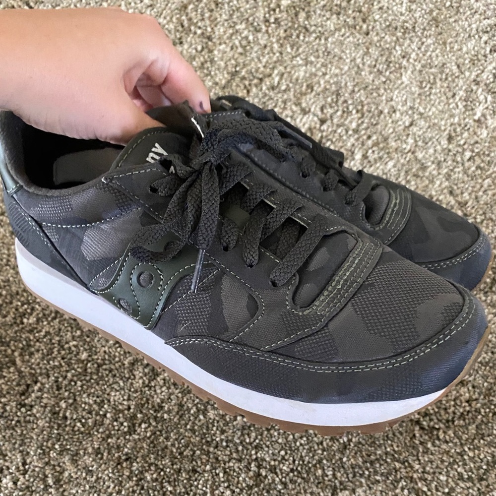 BRAND NEW sneakers!!